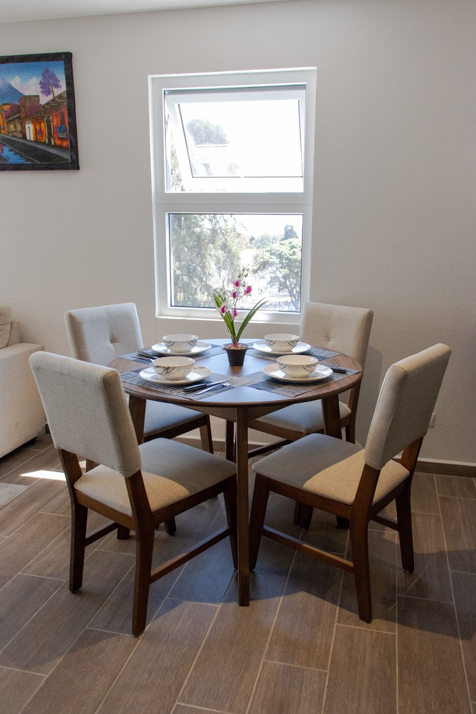 Comedor con mesa redonda para cuatro y acabados de madera